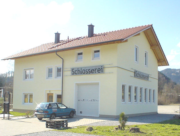 Sommer Bild der Schlosserei in Kiefersfelden - "An der Steinsäge" 2 - Tel 08033 308 656